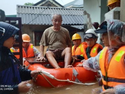 Quảng Trị: Cảnh sát PCCC và CNCH căng mình giúp dân trong lũ
